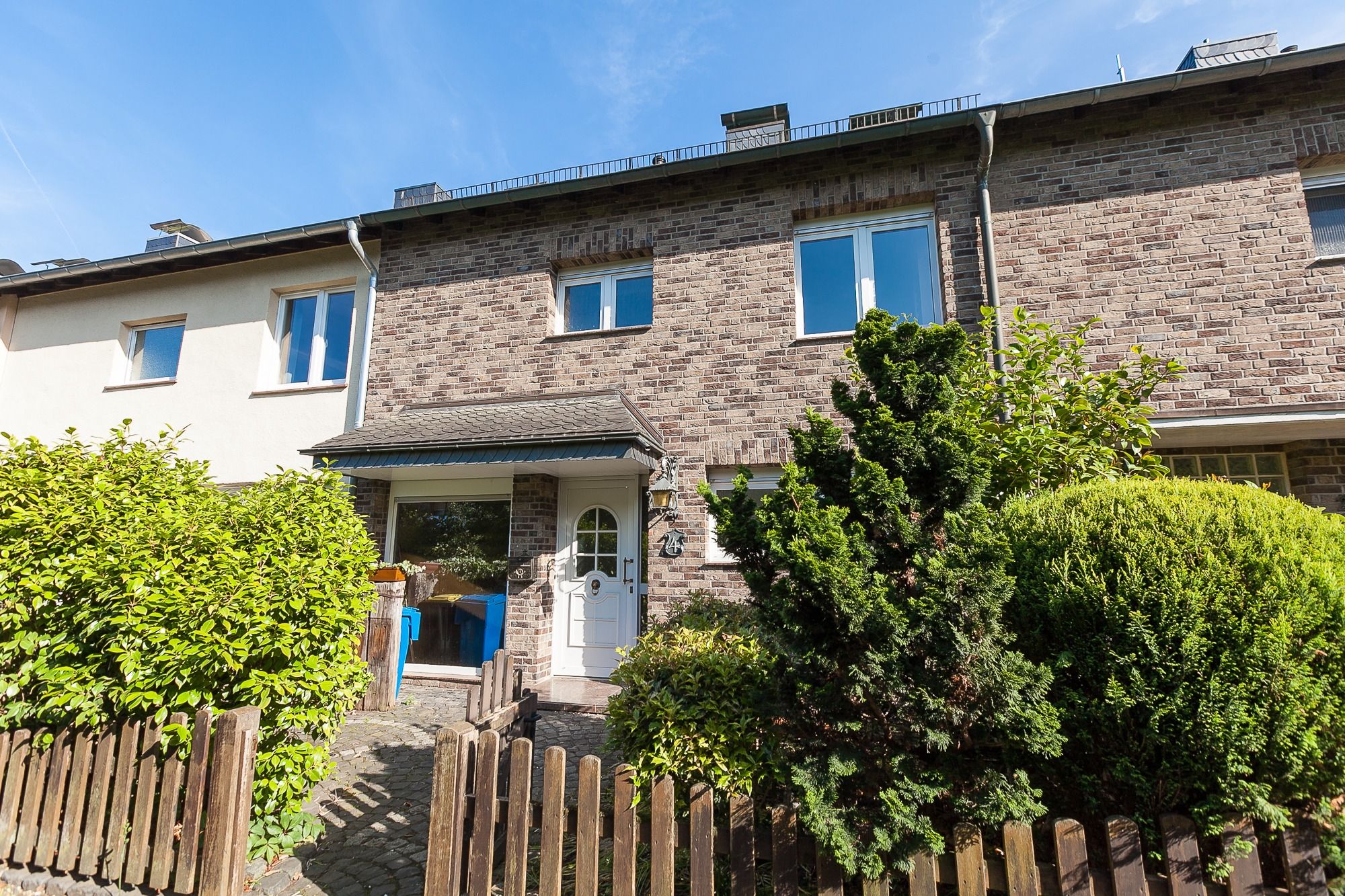 Krefeld – Benrad Süd! Schickes Einfamilien-Reihenmittelhaus mit Sonnenbalkon und Tiefgaragen – Stellplatz! Sofort frei! – VERKAUFT!