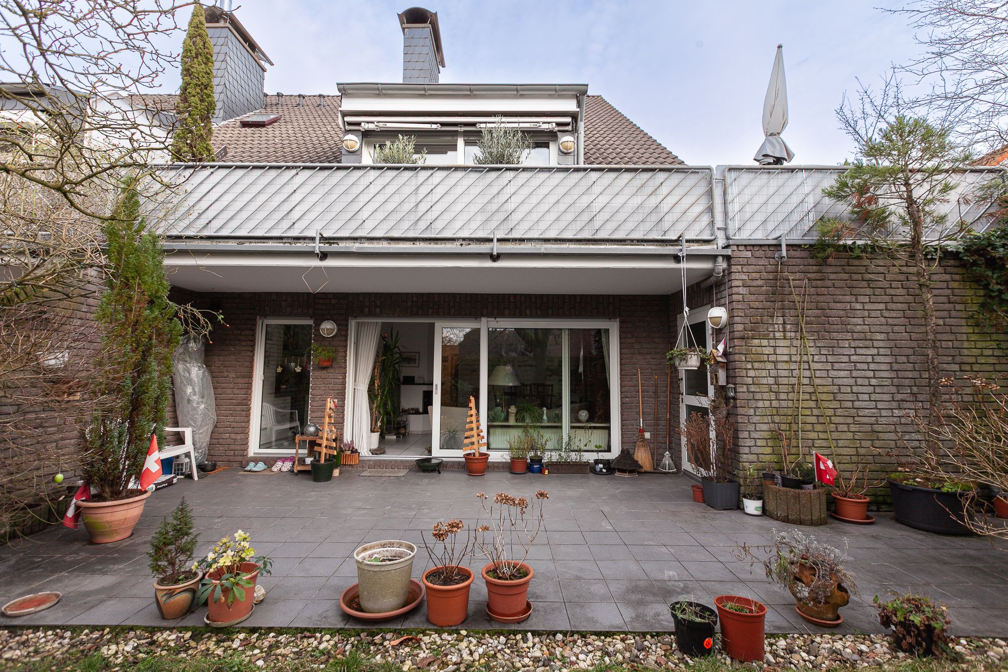 Tönisvorst – St. Tönis!  Individuelle, architektonisch ansprechende Zweifamilien-Doppelhaushälfte mit Garage und 3 Stellplätzen in sehr guter Wohnlage!