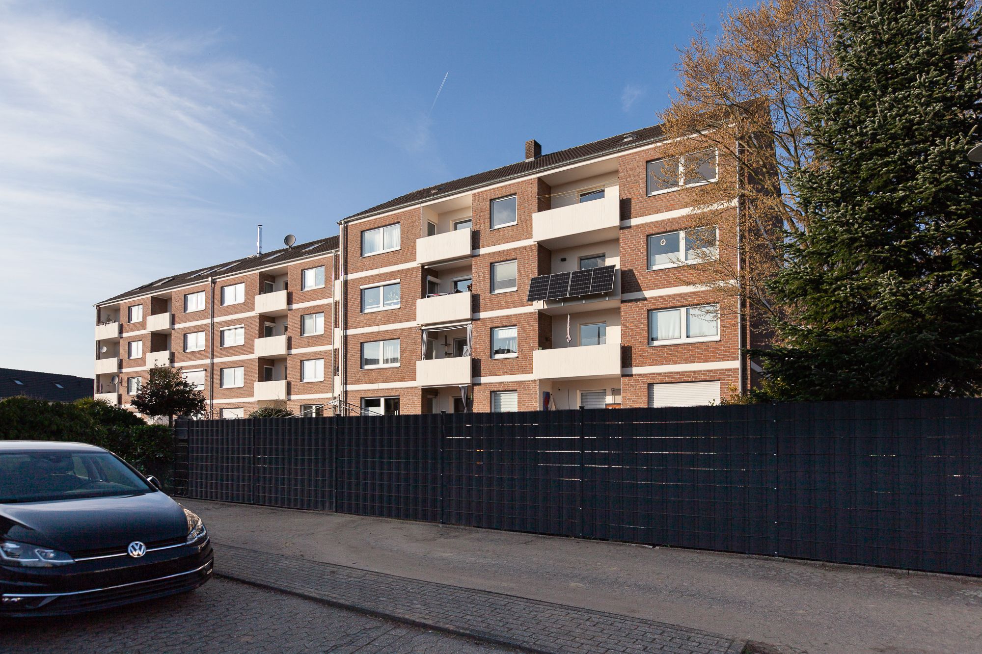 Willich! 4-Zimmer-Eigentumswohnung im 3. OG mit überdachtem Balkon! Hell und freundlich! Sofort frei! 8 WE! Solide und mit gutem Raumzuschnitt! Ruhige Wohnlage!