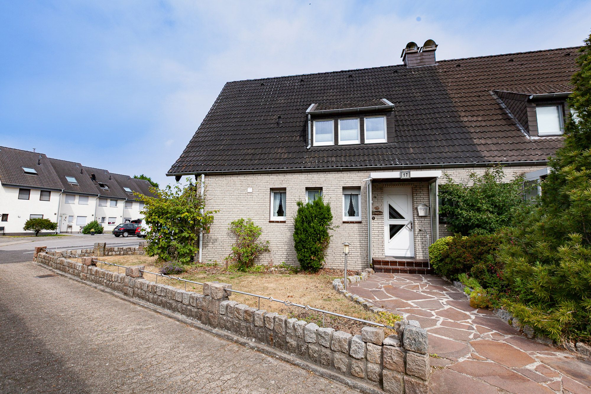 Krefeld – Forstwald! Doppelhaushälfte mit großer Garage in Sackgassenlage mit gewachsenem Umfeld! Großzügiges Grundstück – ideal auch für Gartenliebhaber!