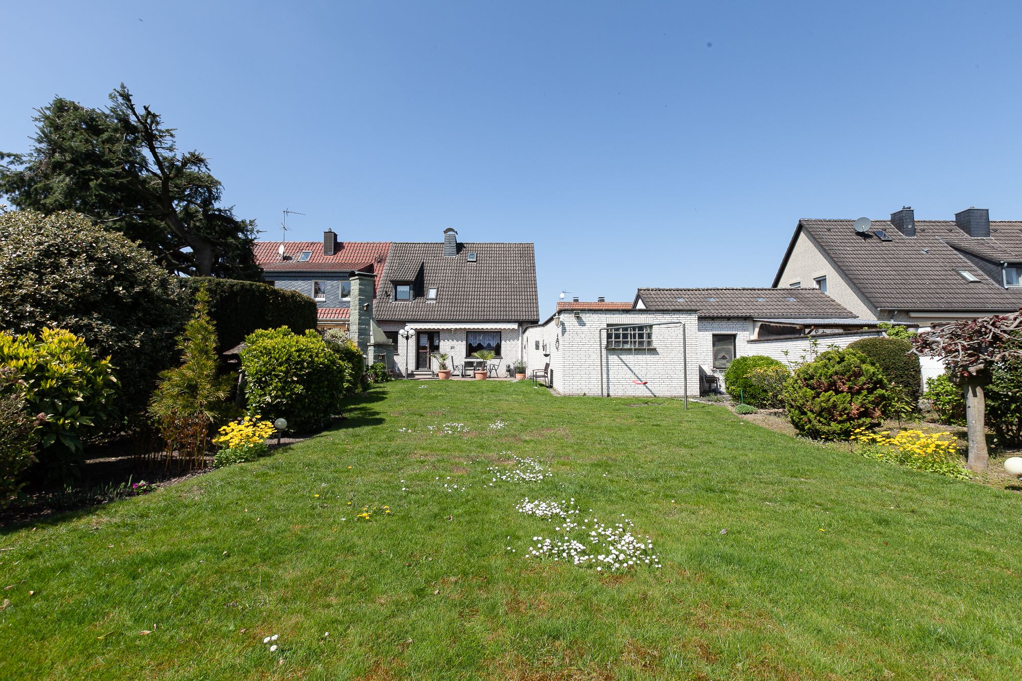 Tönisvorst – St. Tönis! Ansprechende, sehr gepflegte Doppelhaushälfte mit großzügigem Gartenparadies in bevorzugter, ruhiger Wohnlage!