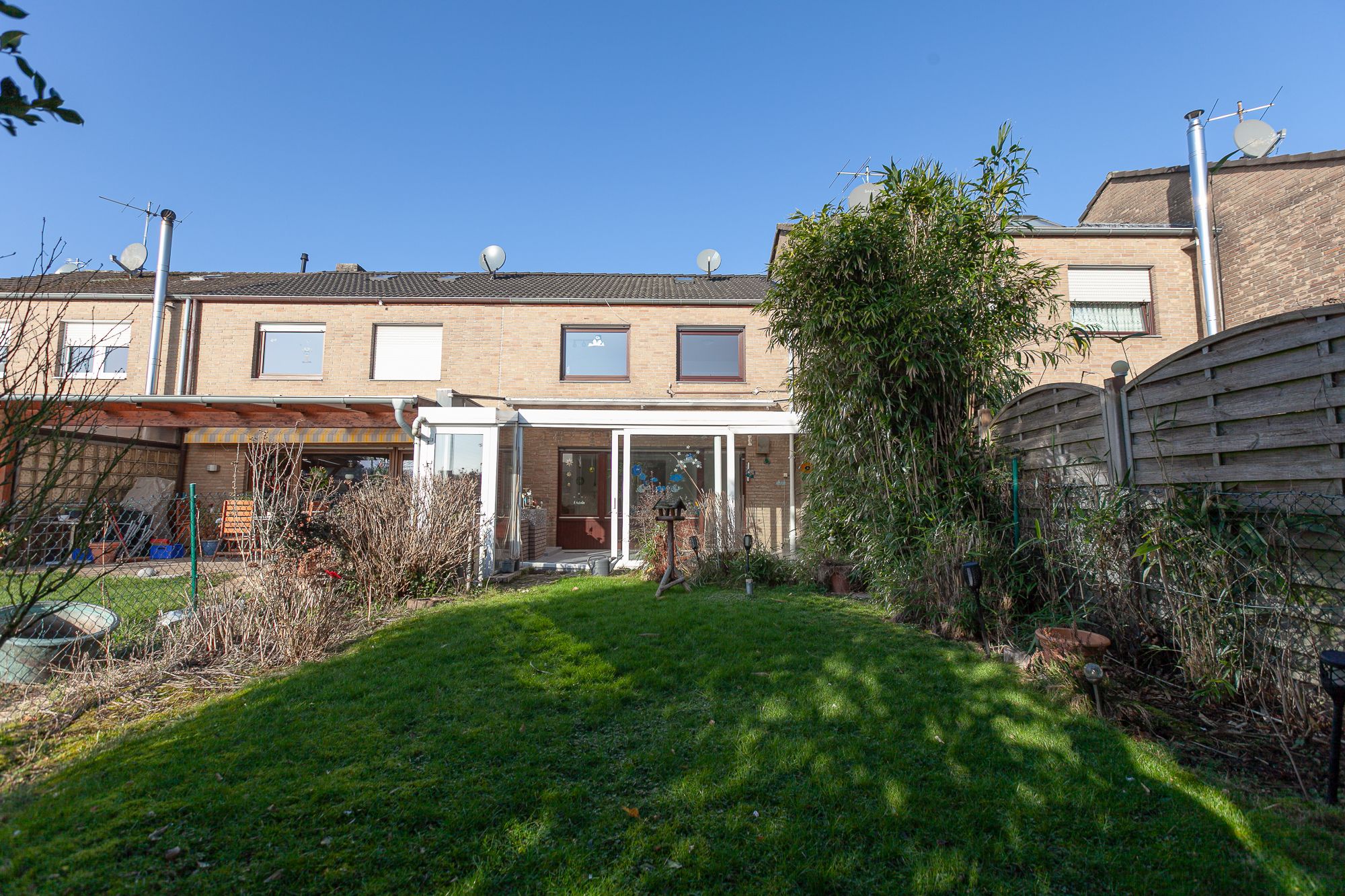 Willich – Anrath! Schickes, renoviertes RMH mit Wintergarten und Stellplatz in ansprechender Ortsrandlage! Sofort frei!